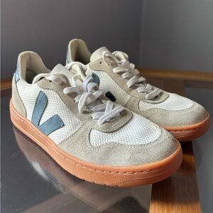 VEJA V-10 Gum Sole Navy Blue Accent